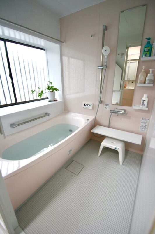 湿気で浴室横の壁紙の剥がれを解消するシステムバスルームに before after｜福岡市西区姪浜F様邸