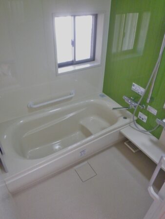 グリーンのアクセントパネルが鮮やかな浴室へ ビフォーアフター｜福岡市早良区重留H様邸