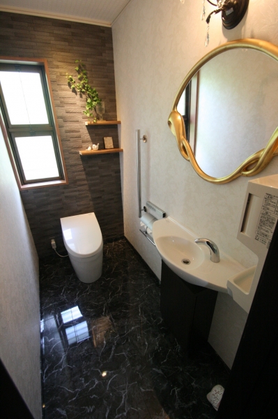 イタリア製の金縁の鏡が似合うトイレへ ビフォーアフター｜福岡市早良区飯倉N様邸